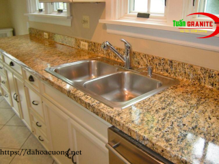 KỆ BẾP ĐÁ HOA CƯƠNG MANG ĐẾN SỰ ĐỘC ĐÁO CHO KHÔNG GIAN BẾP
